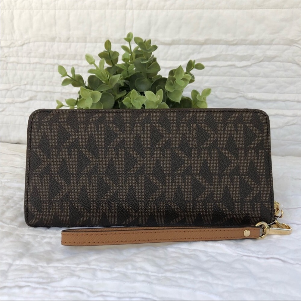 Michael Kors Jet Set Travel Continental Wallet - Picture 2 of 5